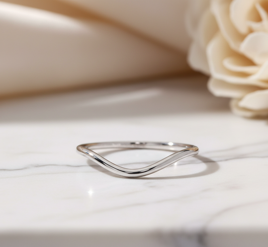 14K Yellow Gold V‑Shape Chevron Ring | Amavida