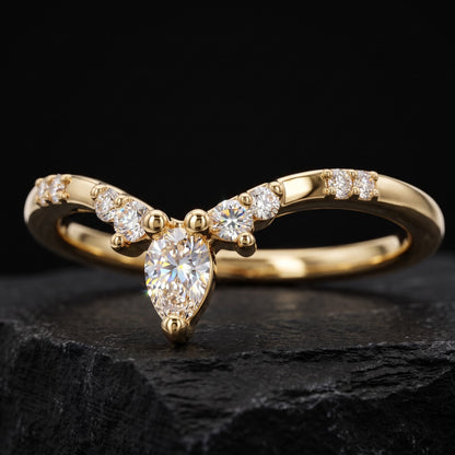 curved wedding band for round diamond​


