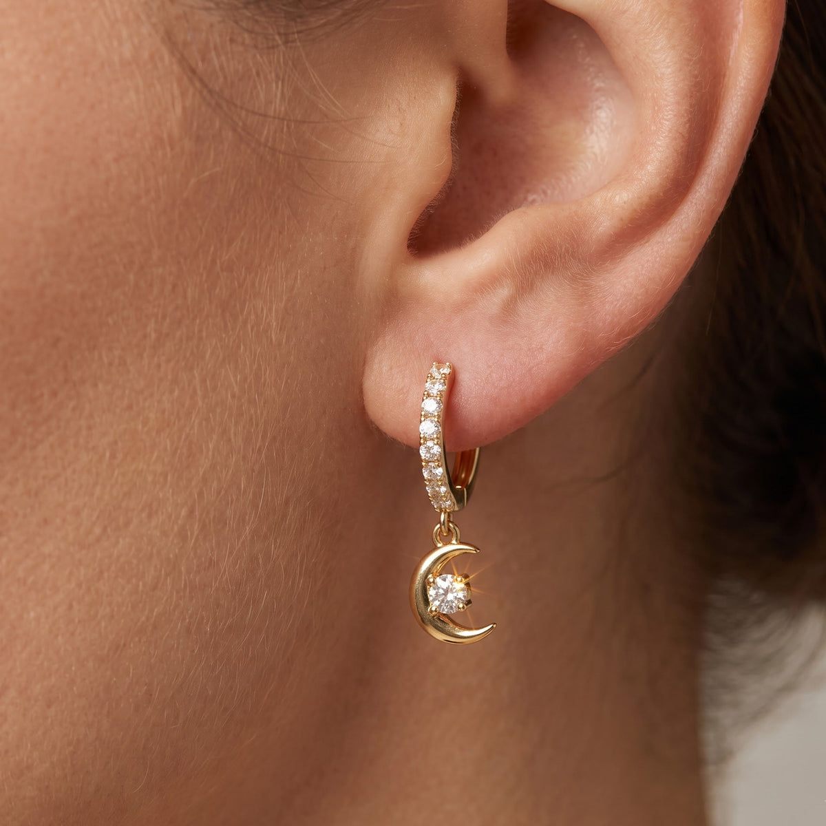 gold dangle earrings​

