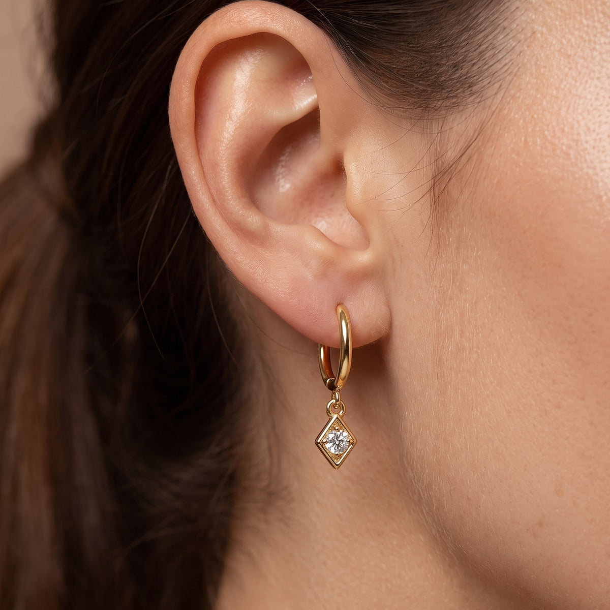 gold earrings dangle​

