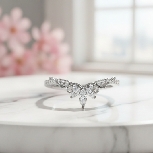 curved moissanite wedding band​

