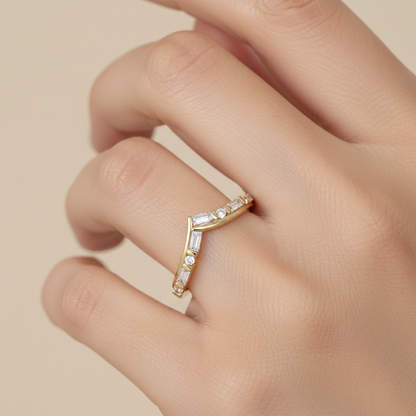 curved gold wedding band​

