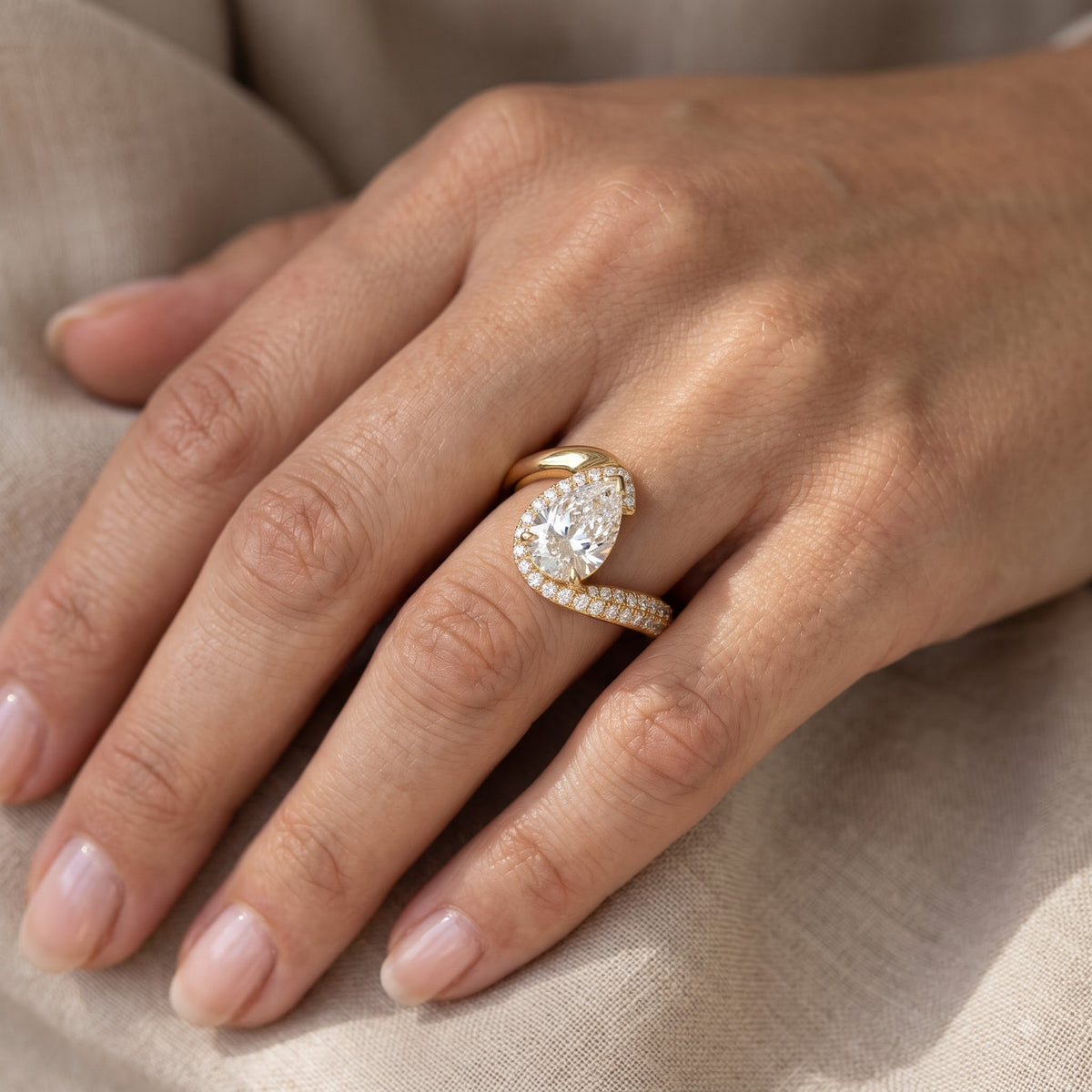 1.00 Ct Pear Cut Lab-Grown Diamond Engagement Ring in Gold | Diamond Halo Ring – Amavida Jewels