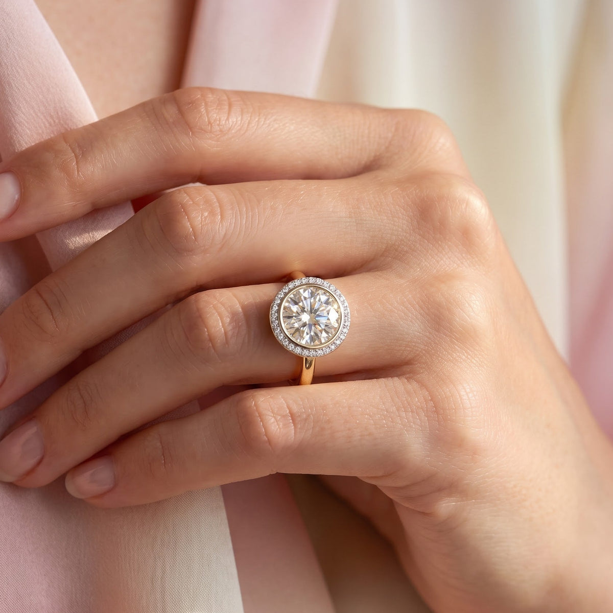 round halo diamond engagement rings​


