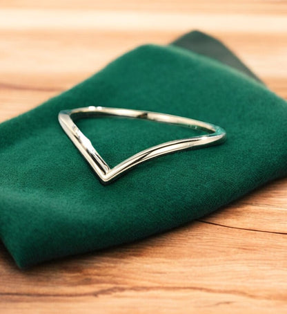 curved ring band
