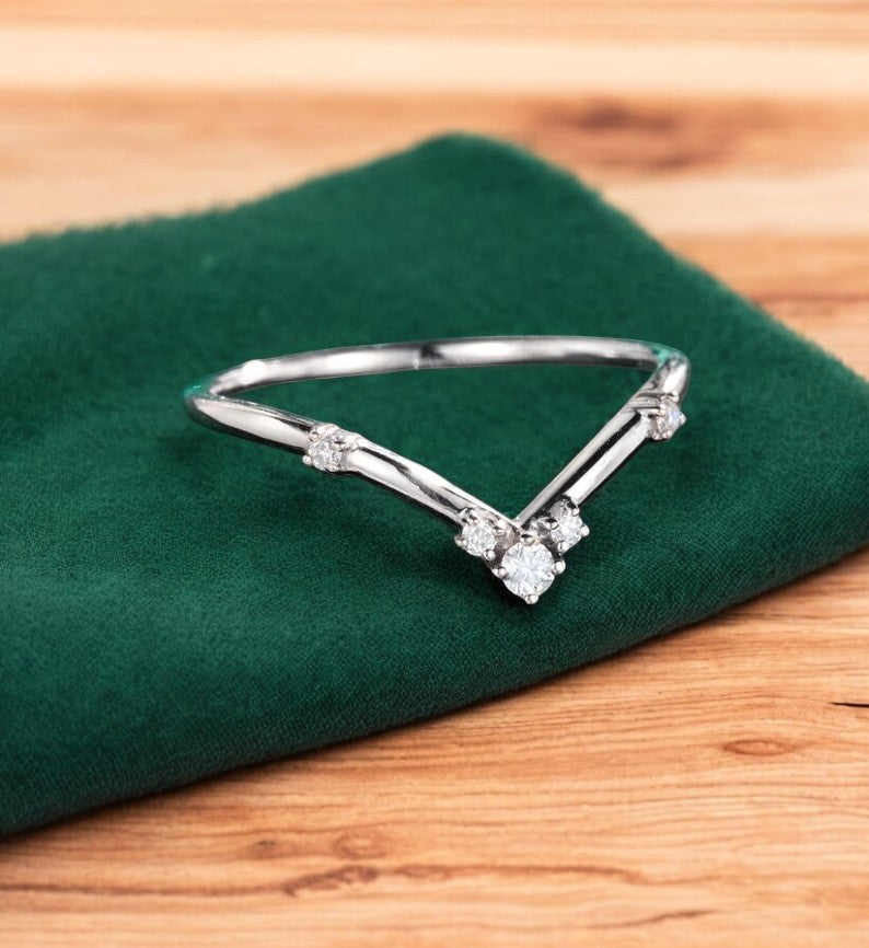 0.07 Ct Lab-Grown Diamond V-Shaped Ring – 14K Gold Chevron Band