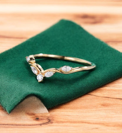 0.170ct Vintage Marquise Lab-Grown Diamond Curved Wedding Band