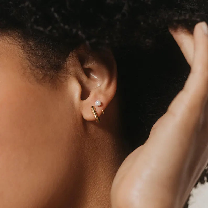 hoop earring with pearl drop​

