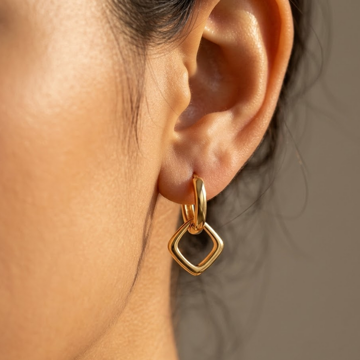 gold dangle earrings​

