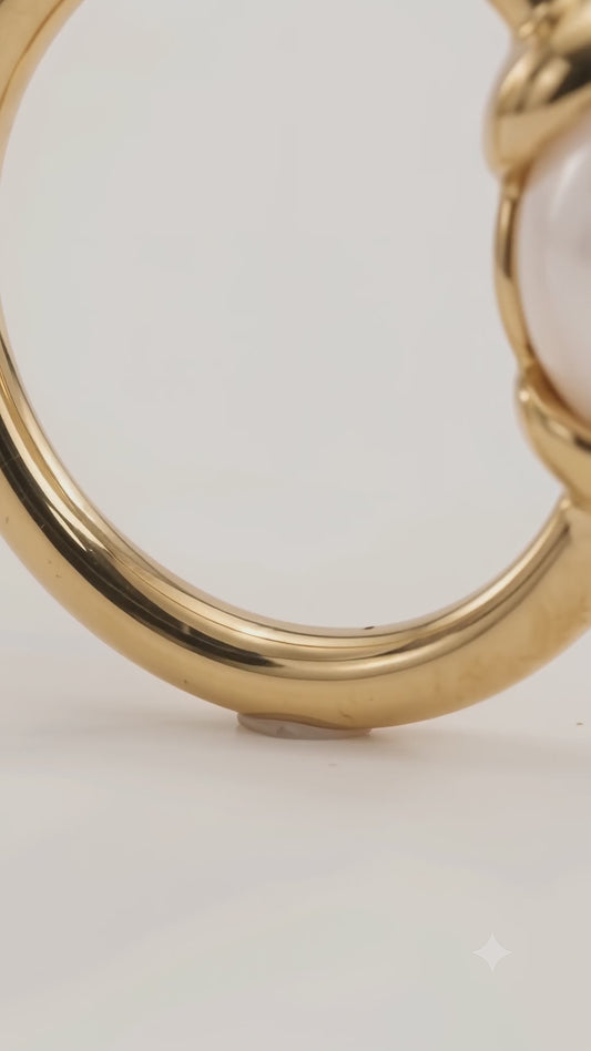huggie pearl earrings​

