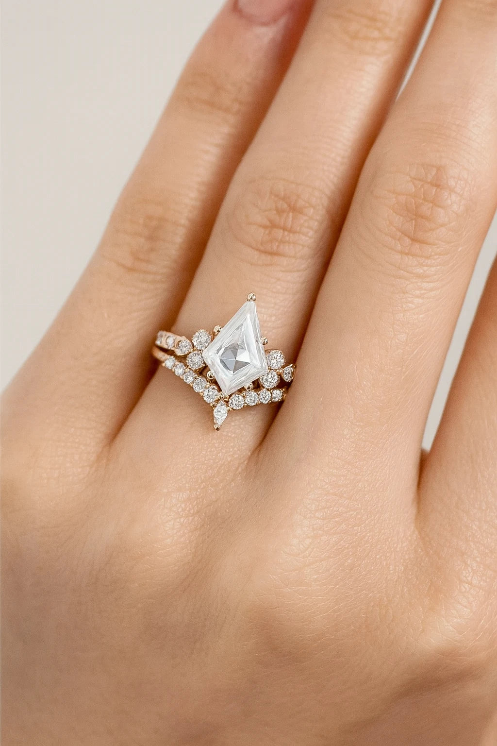 1.930 ct Kite‑Cut Lab‑Grown Diamond Engagement Ring Set
